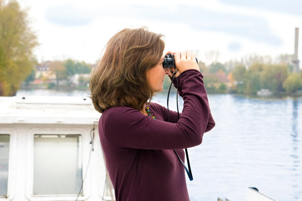 kerstin hack mit fernglas